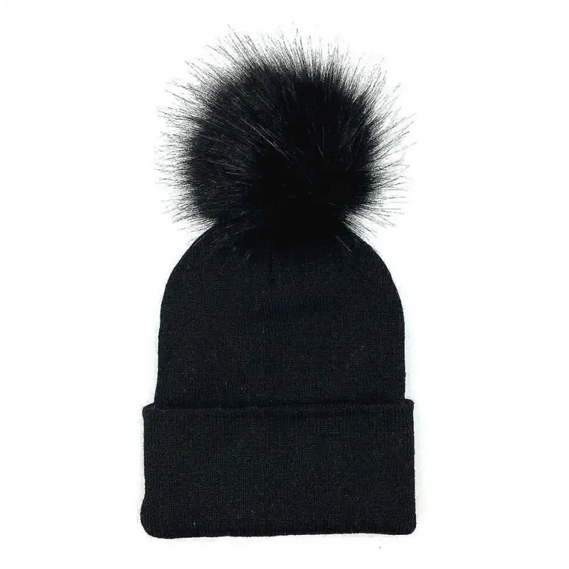 Зимние женские шапки из шерсти меховые с помпоном пончики вязаные крючком черные