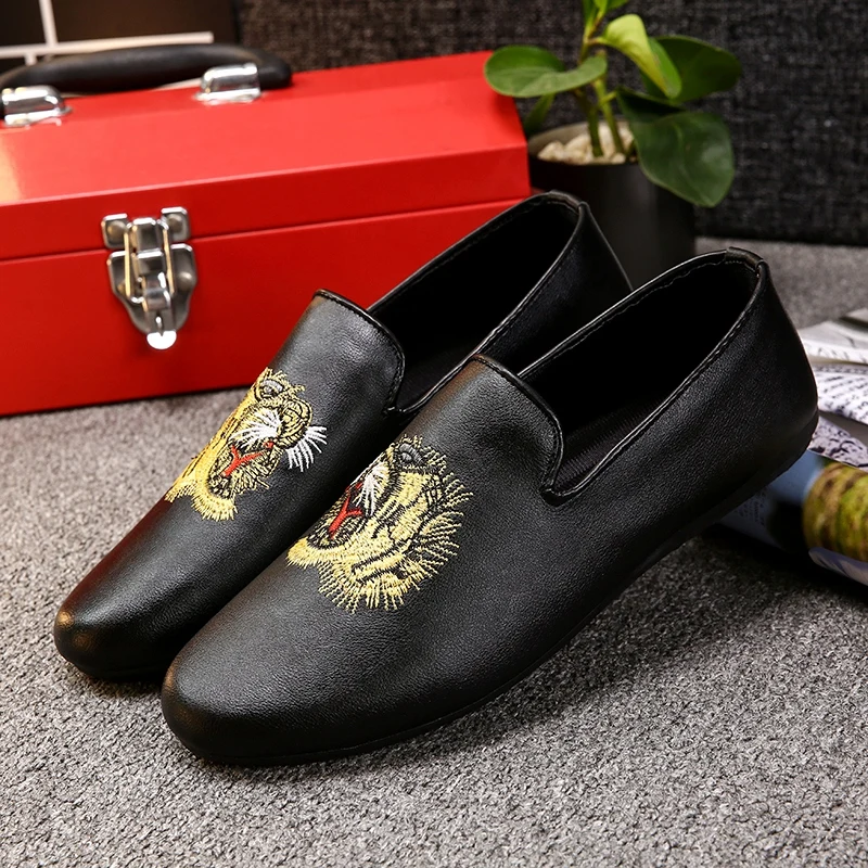 Британский стиль; модная черная красивая обувь с вышивкой; мужские лоферы; обувь для вождения без застежки