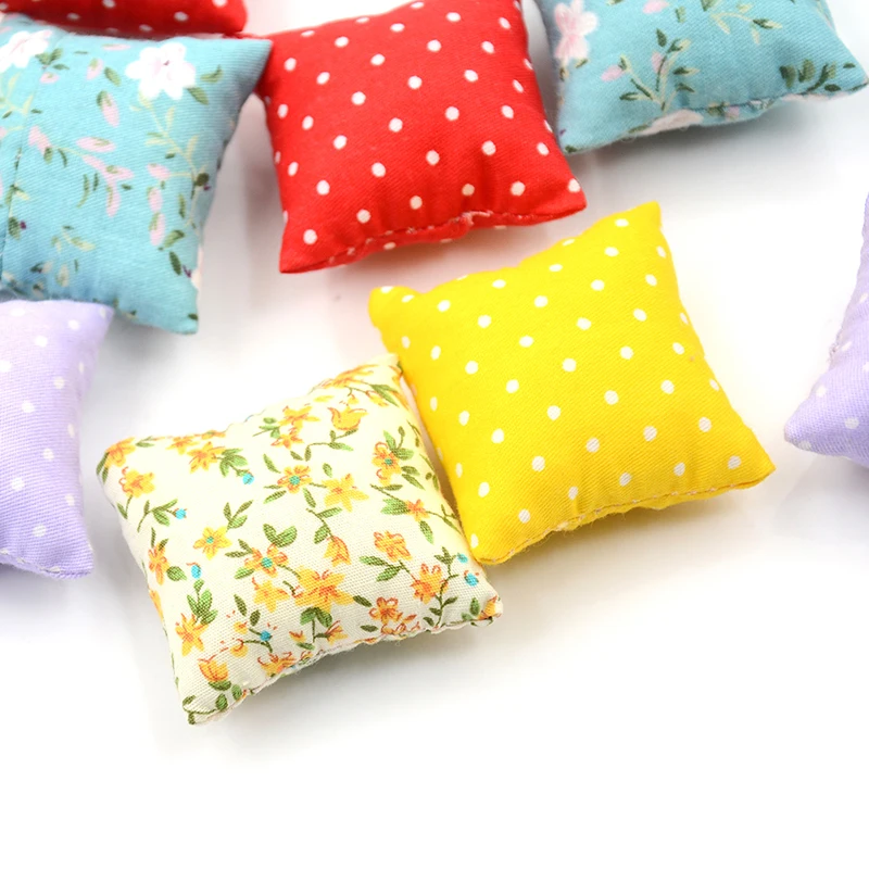 2PCS Flower Pillow Cushions For Sofa Couch Bed For For  Doll house 1/12 Dollhouse Miniature Furniture Toys 2pcs zinc alloy ball bearing housing pillow block shaft support kp08 kp000 kp001 kp002 kp003 bearing pedestal seat