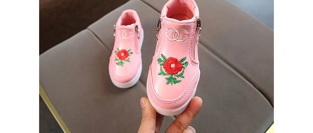 Girls-glowing-sneakers-1_16