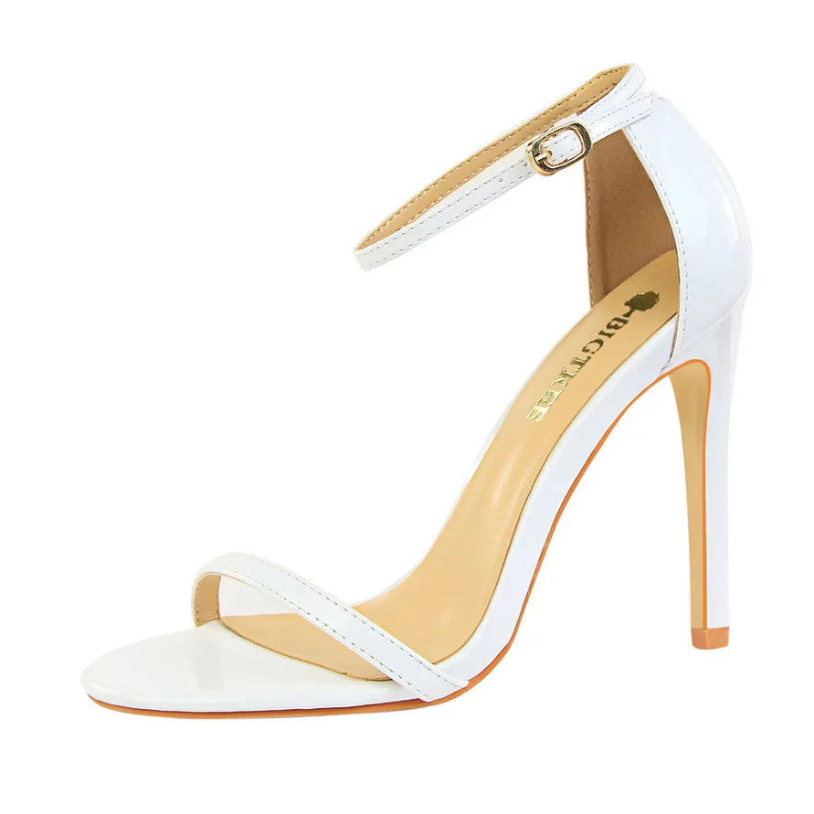 

2019 Hot Sale Buckle Strap Dropship Shoes Woman Sandals Flat Heels Silver Sandals Woman Summer Shoes