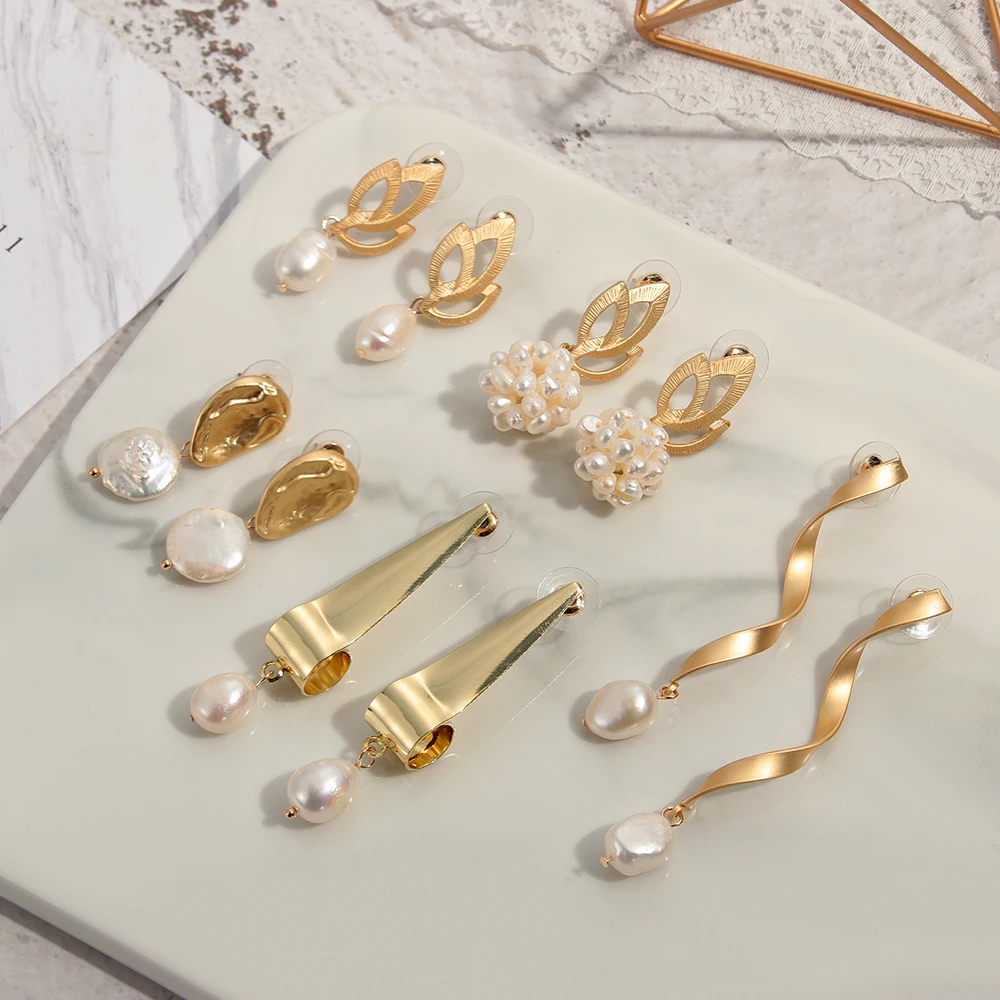 

Vintage Baroque Matte Metal Gold Embossed Portrait Sculpture Natural Irregular Freshwater Long Fashion Pearl Earrings for Women