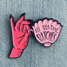 Broche de esmalte, copo de mão pin é hora de chá bitches broche lapela jeans bolsa punk presente da jóia do dia das bruxas para amigos