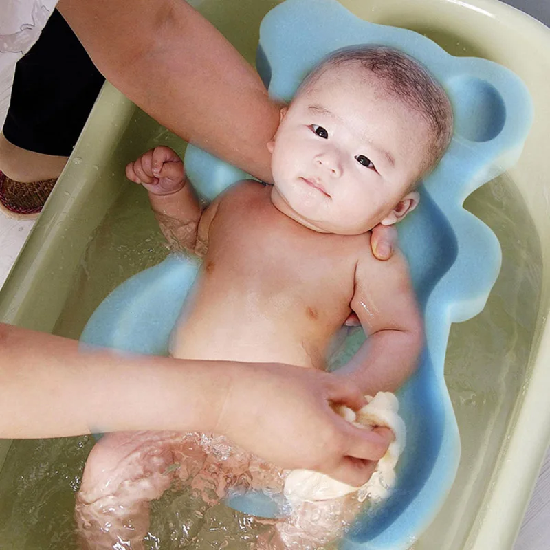 Искупала малыша в горячей воде. Для купания малыша в ванной. Приспособления для купания новорожденных в большой ванне. Мочалки для купания новорожденных для ванной. Губка для купания малыша в ванну.