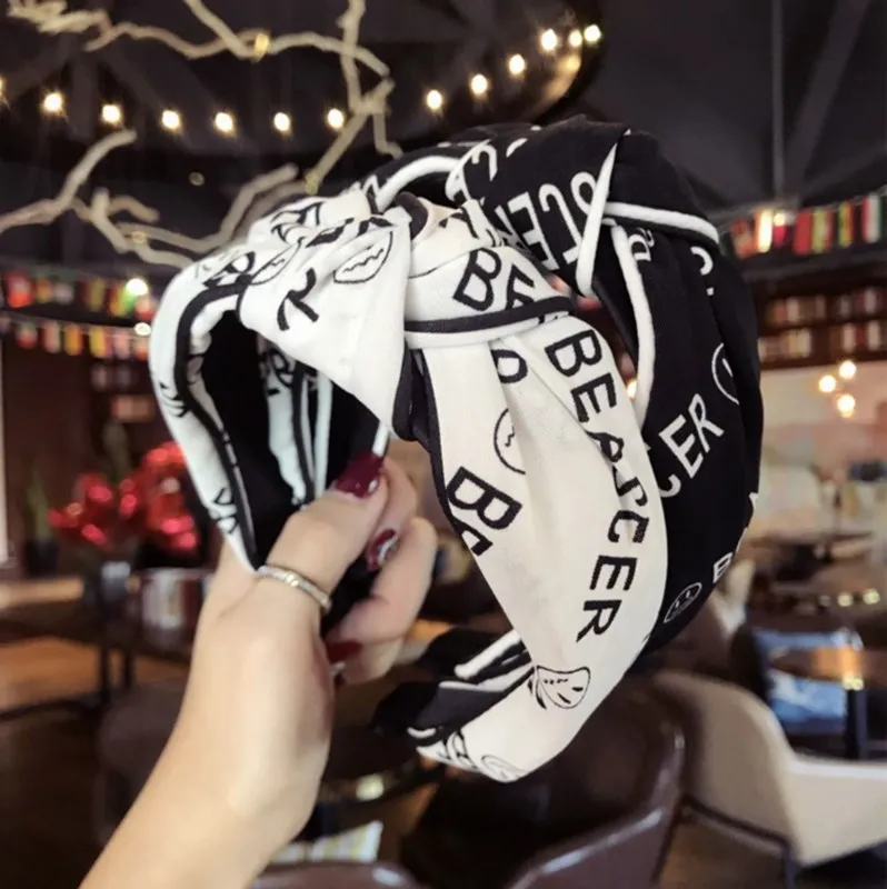 

Korean version of the new fabric letters tied in the middle of the black side wide-brimmed headband ladies hair accessories