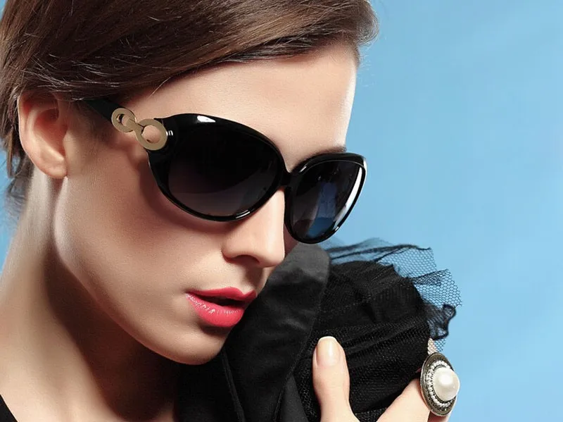 Бренд с девочкой в очках. Очки солнцезащитные chanel женские aviator. Синие ray ban авиаторы. Фирма очков солнцезащитных женских. Очки солнцезащитные женские.