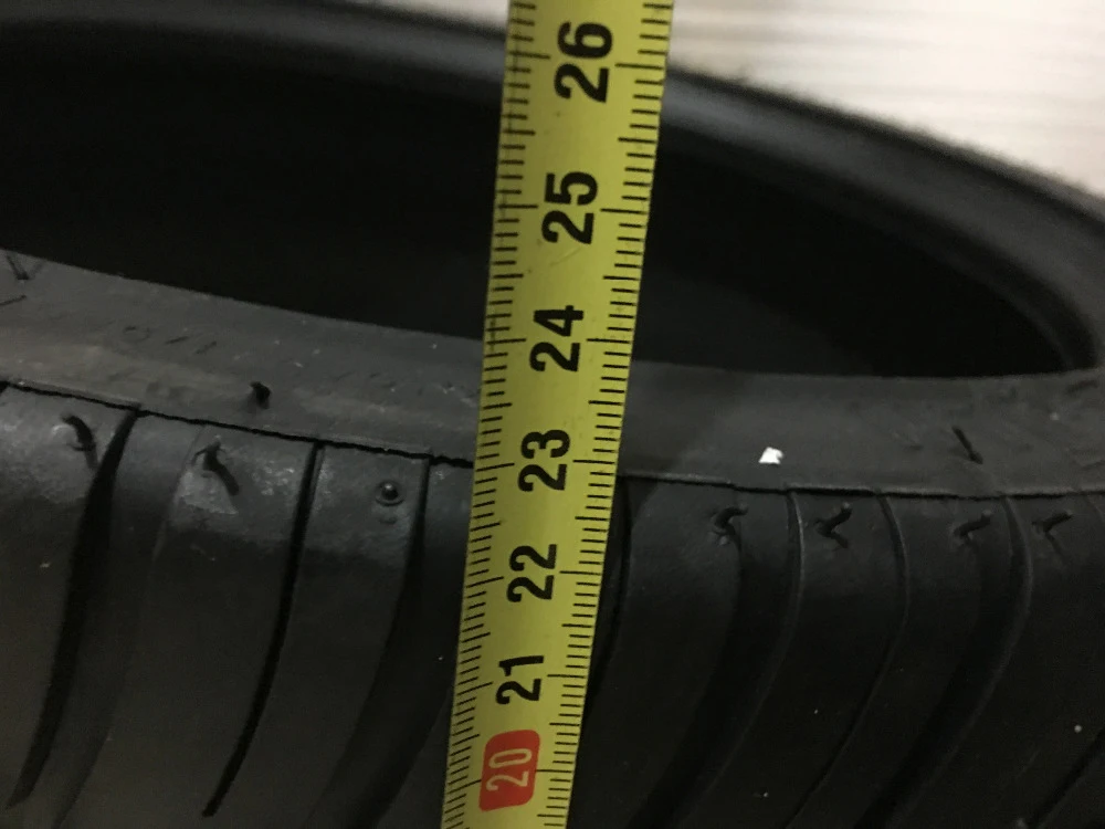 Бескамерные шины R14 235/30 14 плоские беговые резиновые эксплуатационные