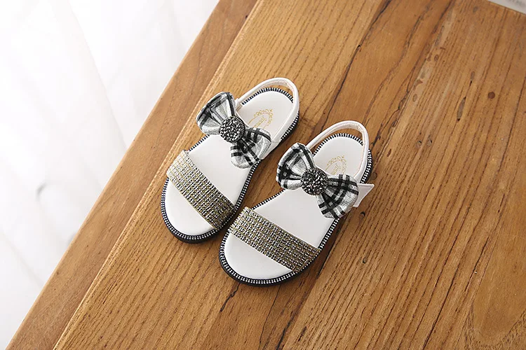 Сандалии для девочек; Новинка года; летняя детская обувь принцессы с открытым носком и стразами; нескользящая плоская детская обувь