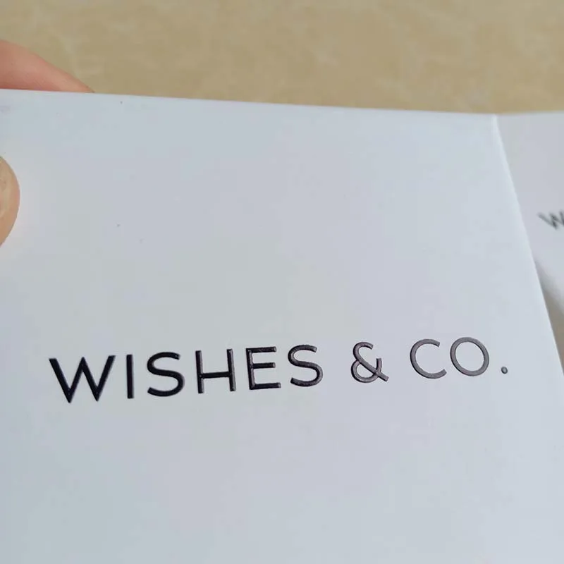 Оптовая продажа пользовательские роскошный дизайн печатные белые коробки с черной фольгой Тисненая Бумага для логотипа Подарочный