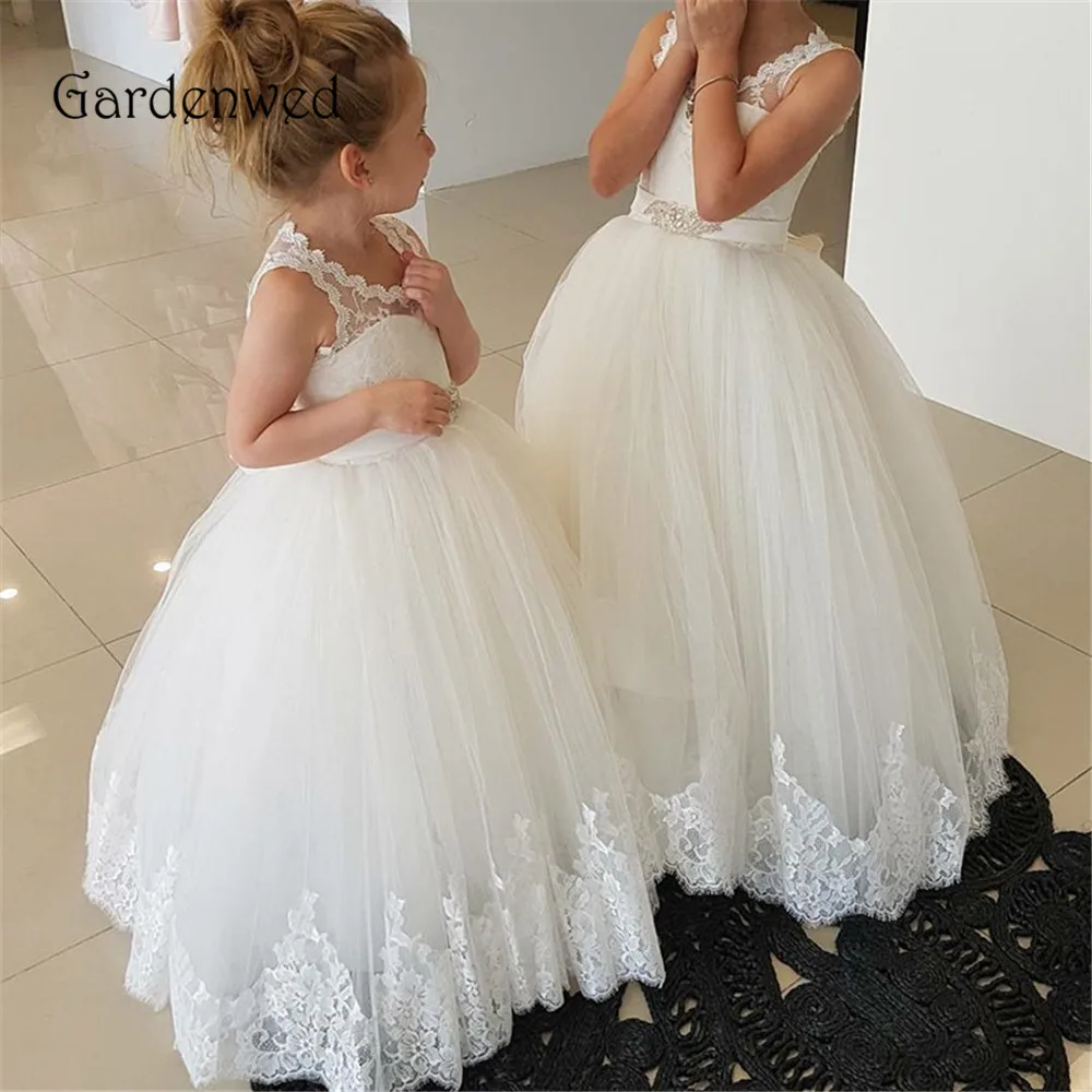 

Gardenwed Lace Edge Hem V neck Sleeveless Puffy Tulle Skirt Crystal Sash White Flower Girl Dresses 2019 For Wedding Keyhole Back
