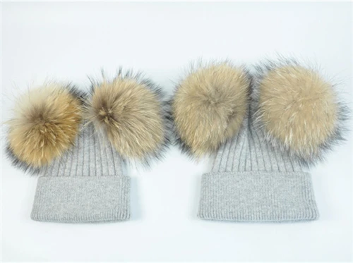 Light grey natural Шапки для родителей и детей; 2 шт.; теплые зимние вязаные шапки для мамы и ребенка; шапки-бини с помпонами и двойным мехом - Цвет: Light grey natural
