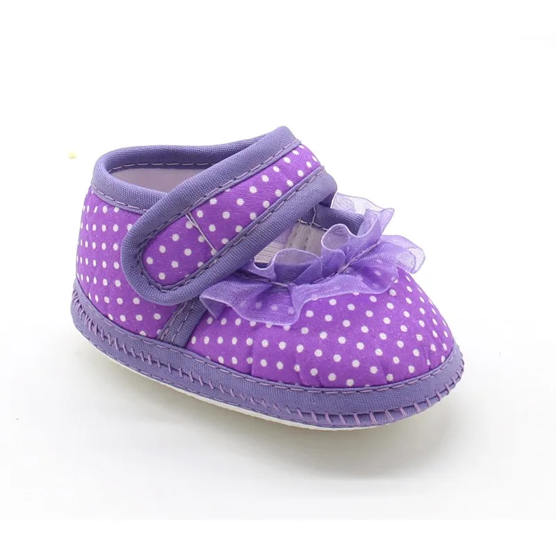 Обувь для малышей; обувь для девочек в горошек с кружевом и мягкой подошвой; Теплая Повседневная обувь на плоской подошве для новорожденных; нескользящая подошва для первых шагов