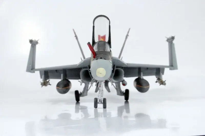 Кинетическая 1/48 F/A-18C ВМС США Швейцарский ВВС, финский ВВС и Topgun K48031