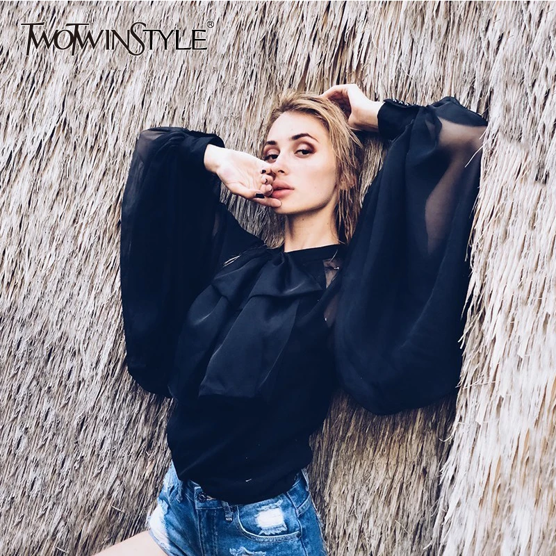 Женская блузка с рукавами фонариками TWOTWINSTYLE Элегантная на шнуровке бантом