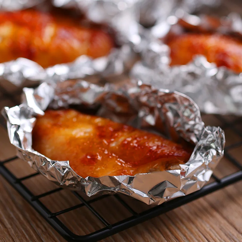 Фольга для запекания. Еда в фольге. Какой стороной лодить фрльгу. Готовка в рукаве в духовке. Рыба в духовке в фольге.