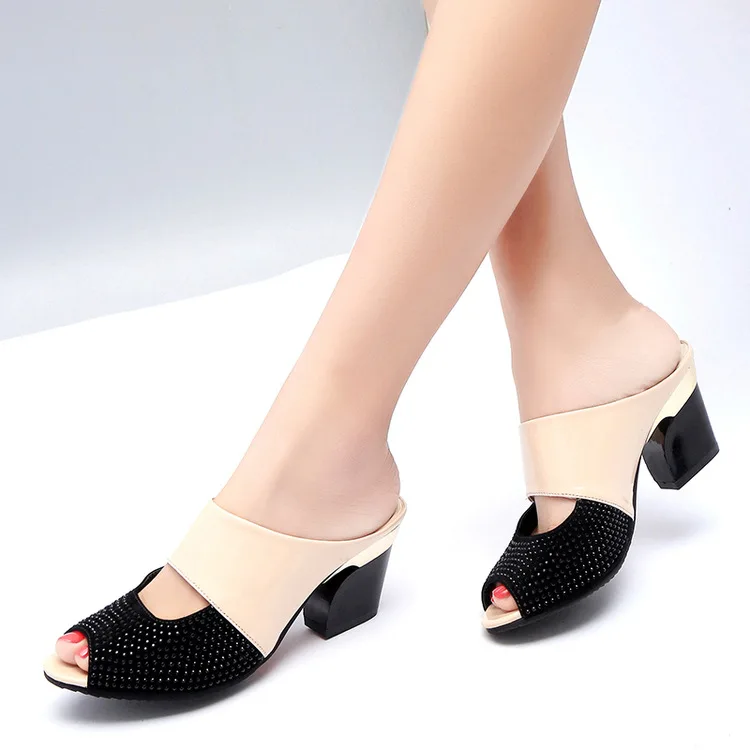 

2019 summer new comfortable simple color matching high heel slippers female rhinestone decorative thick with casual slippers.