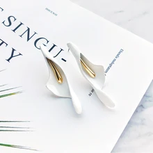 クラシック · ホワイトイミテーションセラミックオランダカイウユリの花のスタッドのイヤリングファッションの結婚式の花嫁韓国スタイルのジュエリーギフト(China)