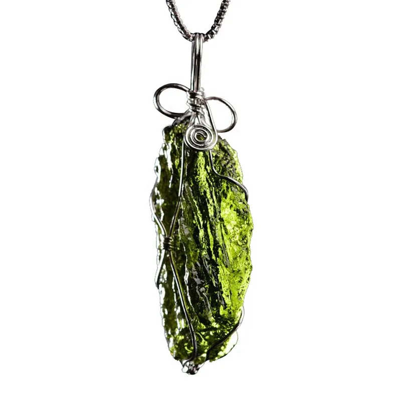 Естественный Moldavite зеленый аэролиты Чешский метеоритов с украшением в виде