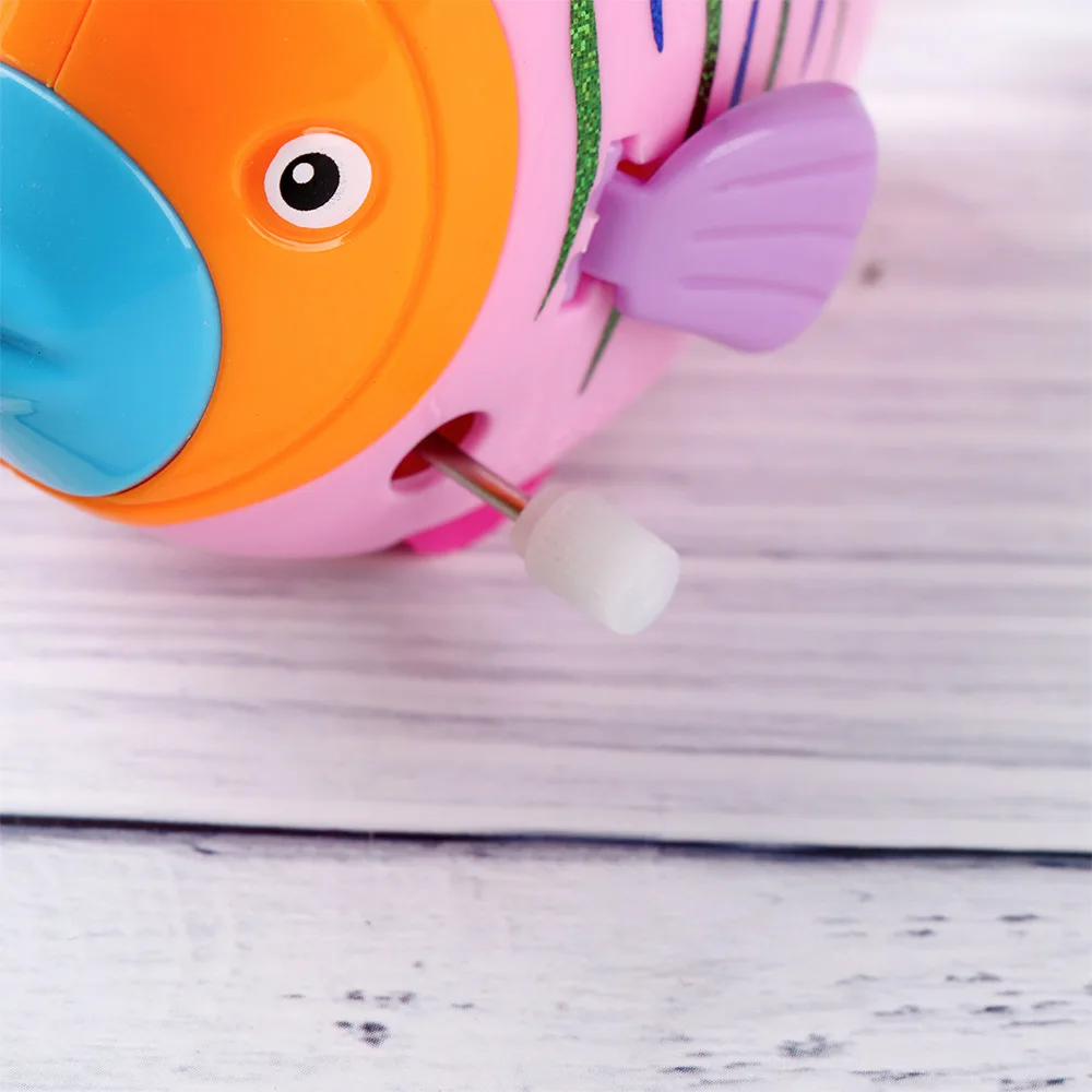 1 шт. цветная рыбка будет перемещать хвост пластиковые заводные игрушки Детские заводные игрушки цвет случайный размер: около 8,5*3,5*5,5 см
