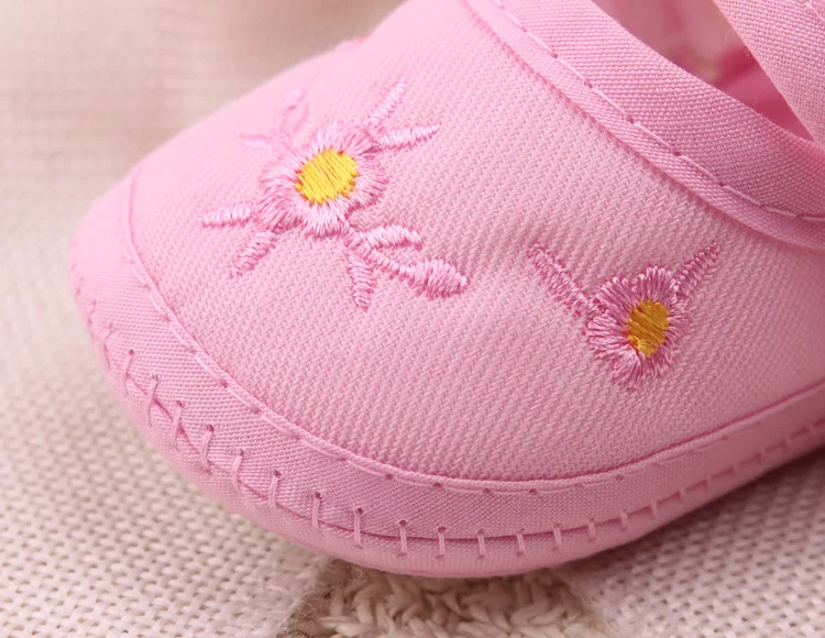 OKLADY детей ясельного возраста обувь для младенцев Демисезонный летняя обувь для Мягкий хлопок Повседневное крючок в виде цветка петли красный желтый розовый обувь Bebe 3M 6 M