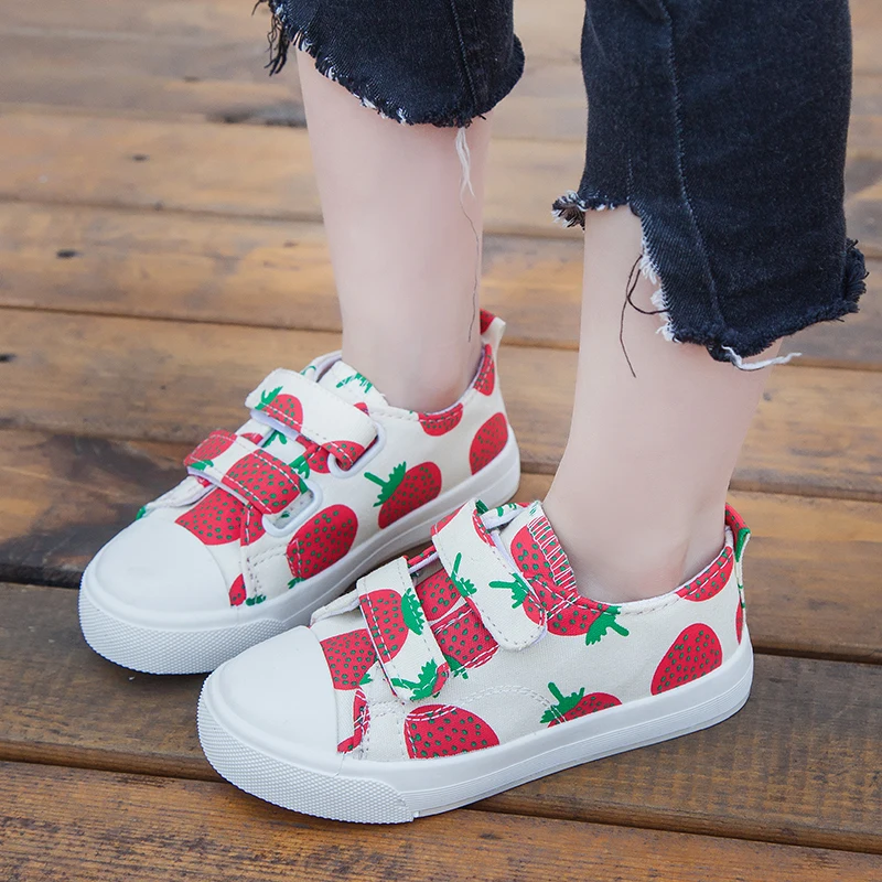 Hook and Loop Canvas Girls Shoes Cut Strawberry Cartoon Loafers Girl Summer Casual Flats Soft Non-slip Sneakers For Children