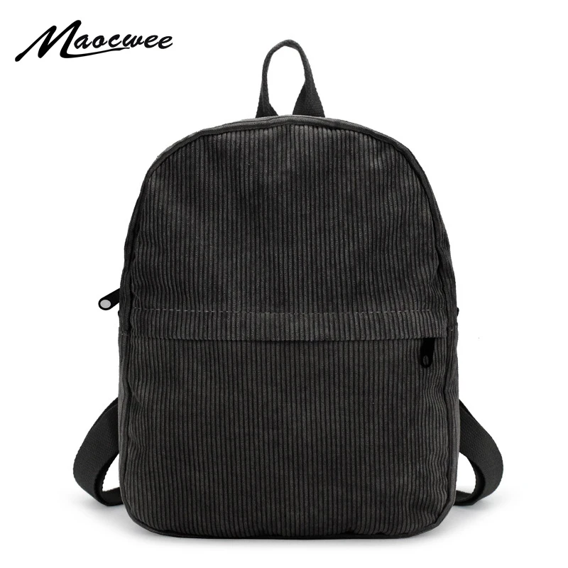 Mochilas ante mujer
