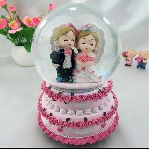 

free shipping The bride and groom couple crystal ball music box