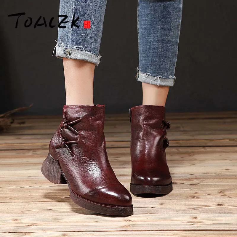 

Autumn and winter new retro Martin boots female leather pointed head with boots personality boots