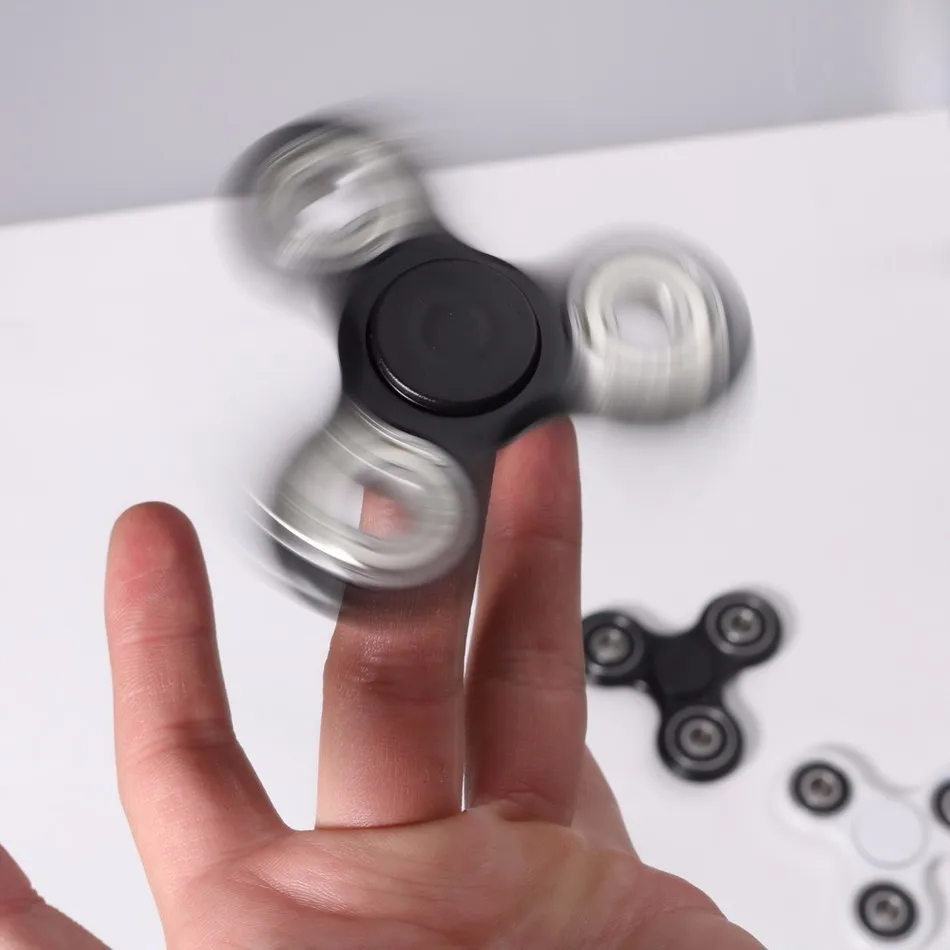 2018 белый/черный Tri-Spinner Непоседа игрушки пластик для развития рук Spinner Для аутизма и СДВГ Handspinner