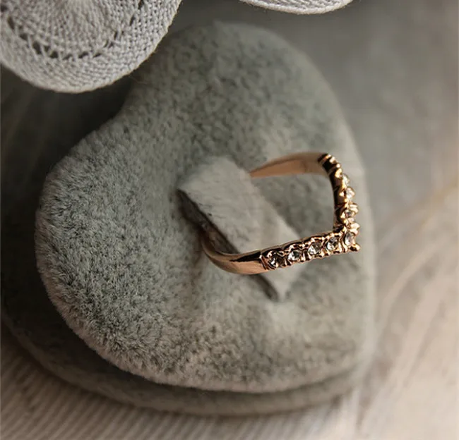 Unique Design Concise Simple Style Rhinestone Crystal V-shaped Tail Ring 8CRD23-2