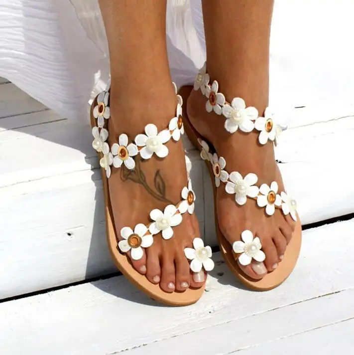

Сланцы женские с бусинами, сандалии на плоской подошве, повседневные пляжные шлепанцы с ремешком на щиколотке, декор цветов, белый цвет, лето