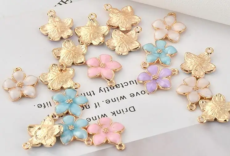 MRHUANG جديد 15 قطعة النفط قطرة زهرة المينا سحر DIY مجوهرات سوار قلادة قلادة جالبة للحظ الذهب لهجة المينا العائمة سحر