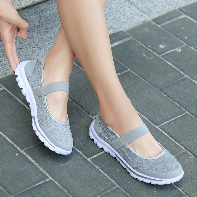 

New Women Vulcanize Shoes Slip-on Mesh Casual Shoes Women Flats Ultra-light Sneakers Breathable Outdoor Women Shoes Nurse Shoes