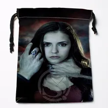 Fl-Q63 вампира Дневники& 1 изготовленный на заказ логос напечатал сумку; степень сжатия сумки женские сумки на завязках размер 18X22 см 711-# F63