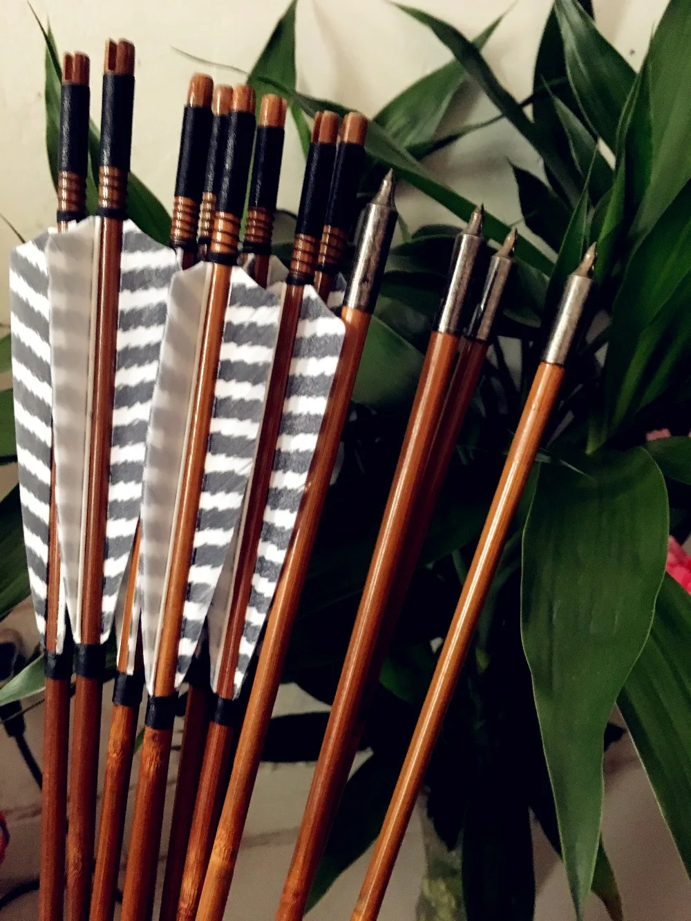 

12pcs archery hunting arrow bamboo and iron arrow markings for Turkey feathers in 20 ~ 80lbs Longbow