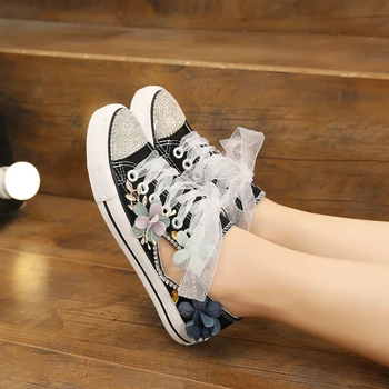 

2019 new Korean version of the wild hollow breathable canvas shoes rhinestones flowers transparent lace casual shoes women