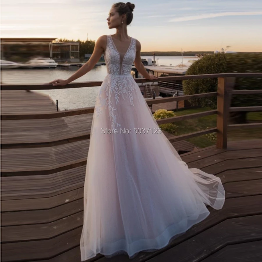 

A Line Wedding Dresses Tulle Lace Appliques Sleeveless Deep V Neck Bridal Wedding Gown Vestido De Noiva with Court Train