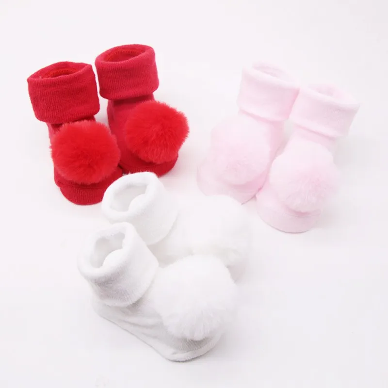 Детские носки для маленьких девочек на зиму, носки с забавными рисунками для новорожденных и малышей, с меховыми помпонами для высокие носки без пятки с рюшами для маленьких из хлопка с нескользящей подошвой; мягкие носки