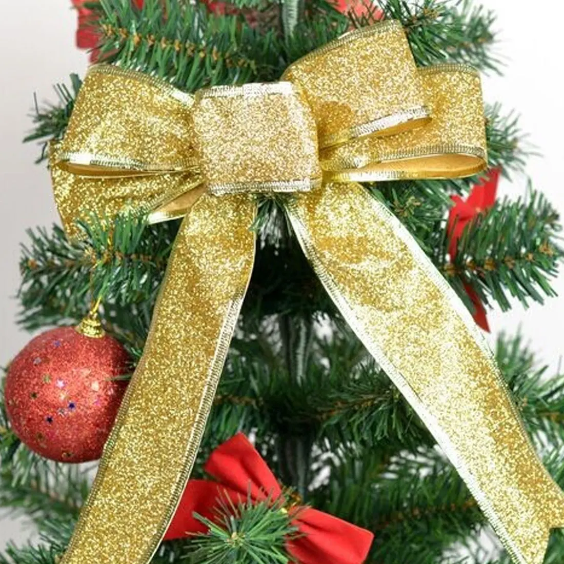 елка украшенная лентами. украшение елки. ленты на елку оформление. украшение елки лентами. лента на елку.