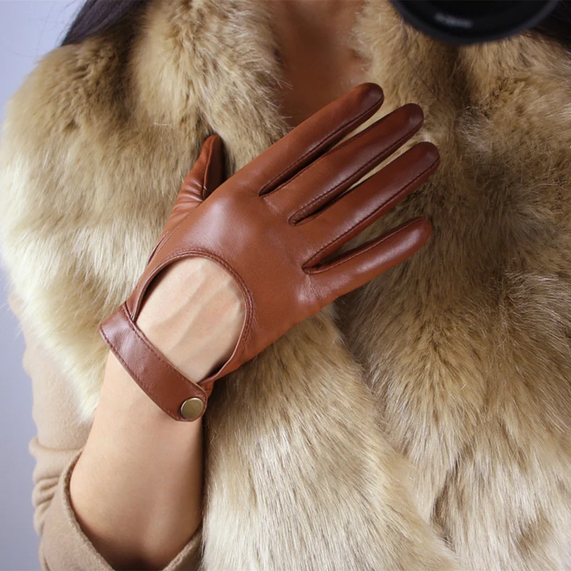Women'S Touch Screen Leather Gloves Sheepskin Locomotive Showing The Back Of The Hand Brown Short Dark Button Silky Nylon Lining Women'S Touch Screen Leather Gloves Sheepskin Locomotive Showing The Back Of The Hand Brown Short Dark Button Silky Nylon Lining
