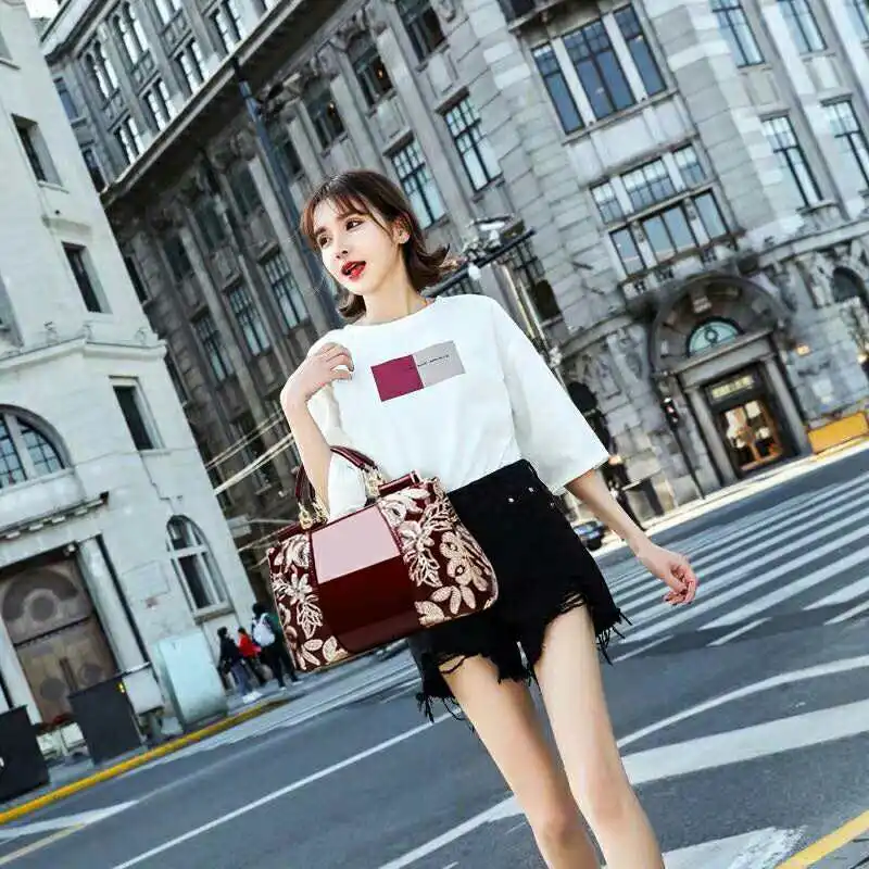 

Europe and the United States the new tide fashion 2019 large capacity regular female bag patent leather shiny portable