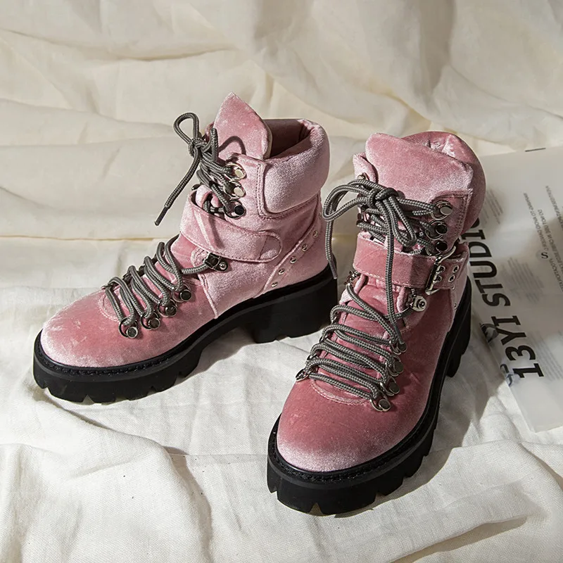 woman dr martin boots (8)