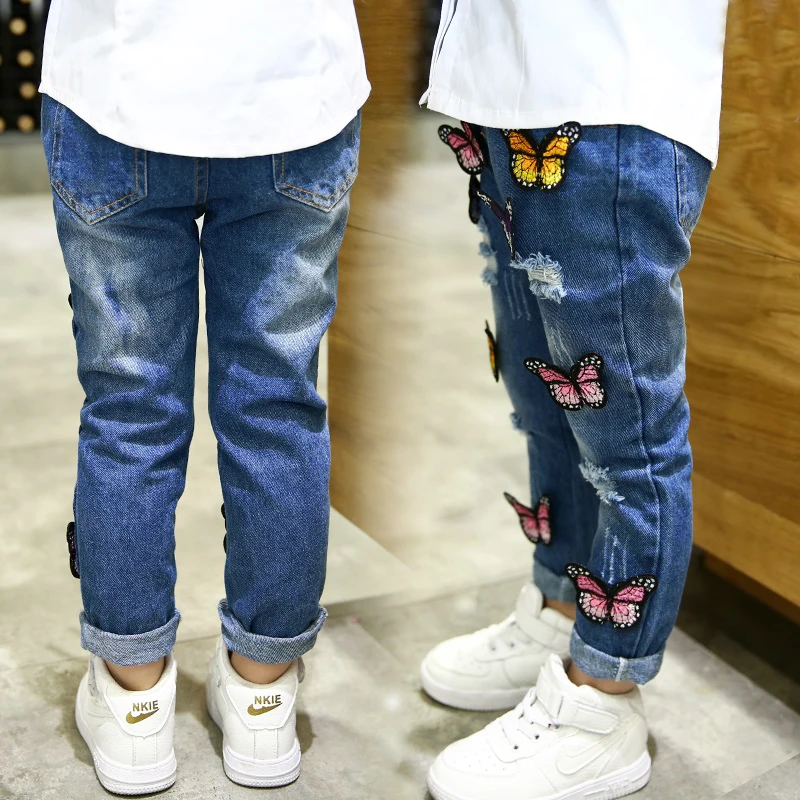 Штаны для девочек на 1 до 6 лет Весенние джинсовые брюки с дырками с нарисованными бабочками для маленьких девочек Модная детская одежда Детские хлопковые джинсы размер 80 до 120 см