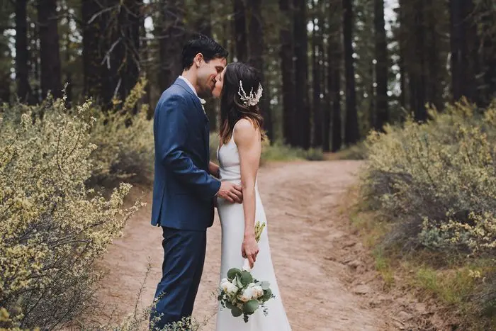organic-chalet-view-lodge-wedding-with-a-touch-of-mid-century-style-mandee-johnson-photography-16-700x467
