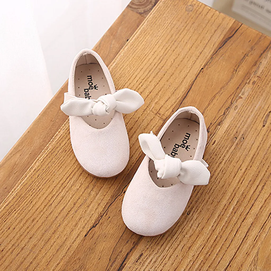 Новинка года; детская модная повседневная обувь; детская кожаная обувь для маленьких девочек; Корейская обувь принцессы с перекрестными ремешками на лодыжке