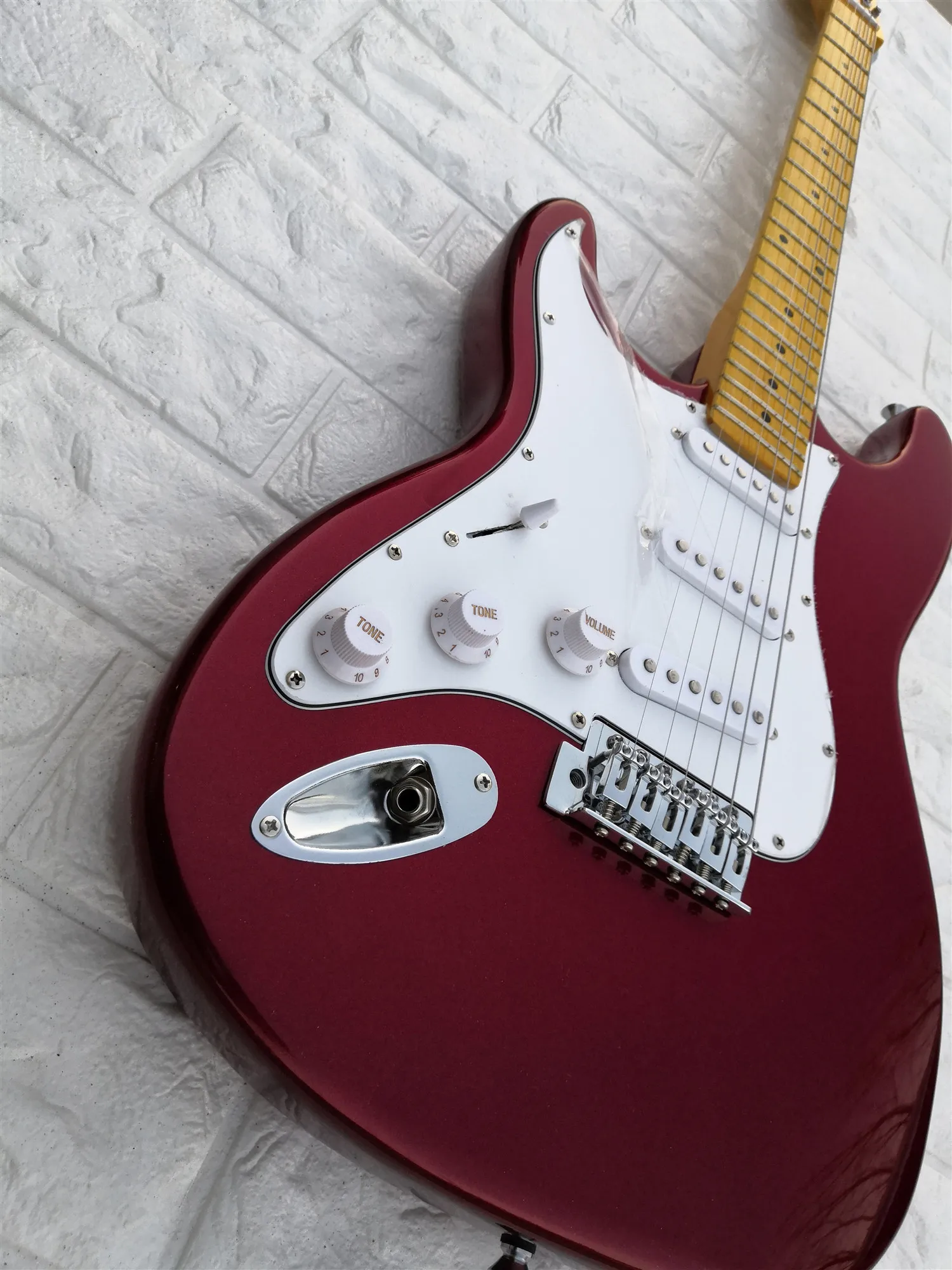 

High Quality Burgundy str Guitar White Pickguard,SSS Pickups,Maple Neck,Left hand,backhead,customized!S-7