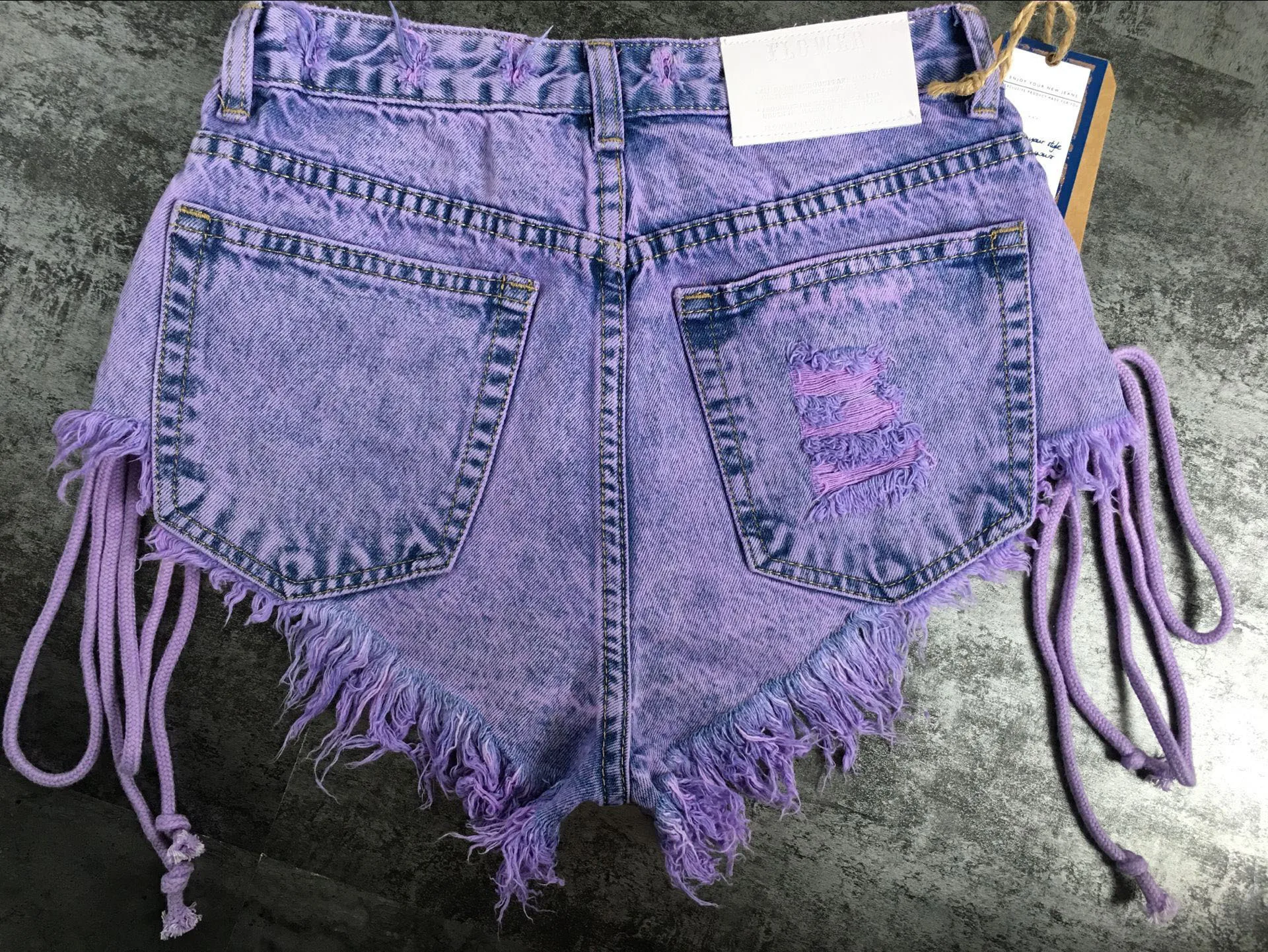 С завышенной талией Мини-джинсы, шорты для Для женщин моды, со шнуровкой сбоку; повязки Джинсовые шорты рваные туфли-лодочки, украшенные кисточками летняя фиолетовая футболка с короткими