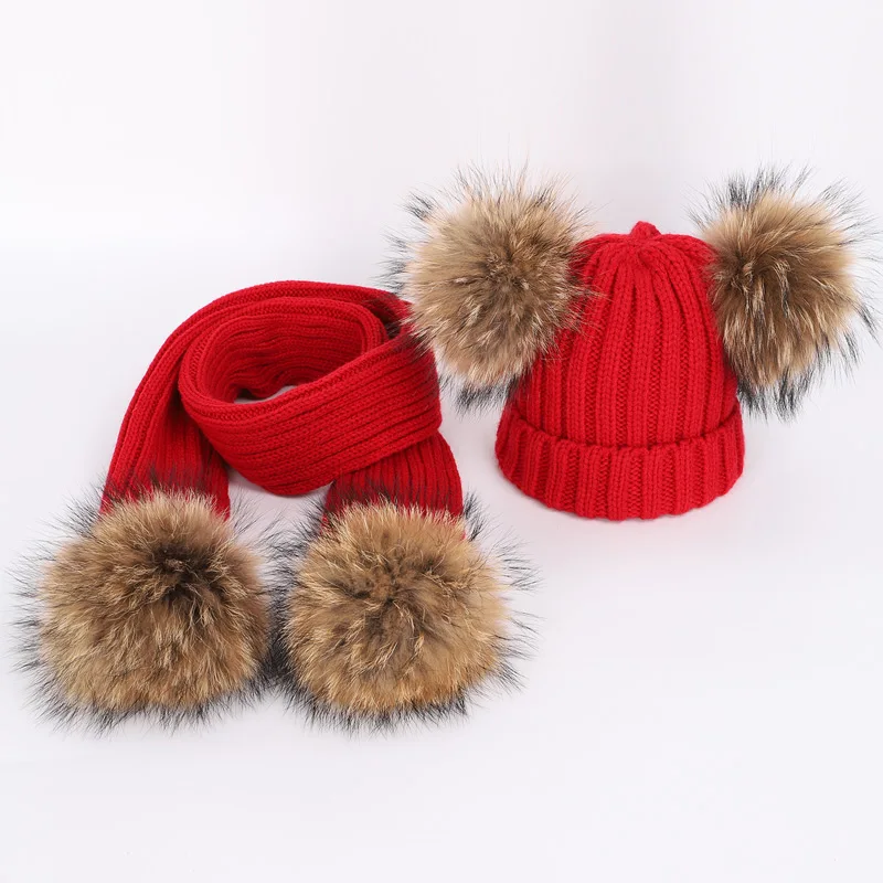 Комплект из 2 предметов, зимняя одежда для маленьких мальчиков и девочек, из натурального меха енота вязаная шапка и шарф, набор с меховой шар-помпон шапочки; Шапки детская теплая шапочка, костюм - Цвет: Red3