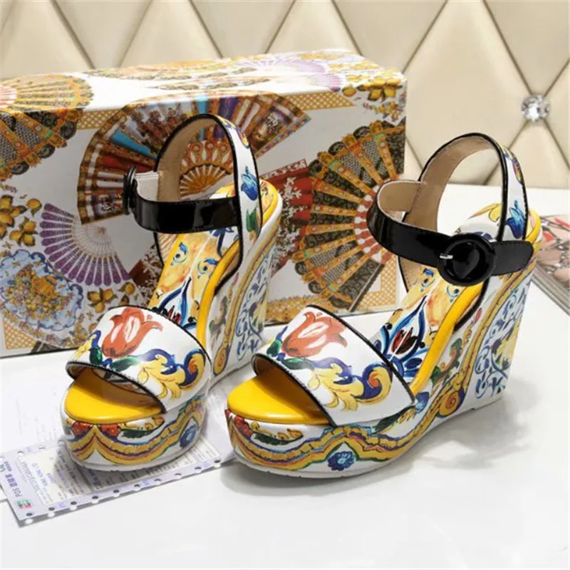 JAWAKYE/желтые сандалии на танкетке с цветочным принтом; обувь на высоком каблуке с ремешком на щиколотке; летние модные пляжные сандалии в этническом стиле