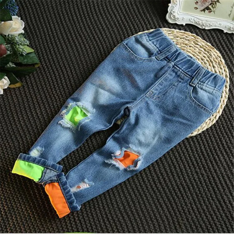Новые стильные детские джинсы, брюки для мальчиков и девочек, осенние модные дизайнерские детские джинсовые штаны, повседневные рваные джинсы для 3-7 лет